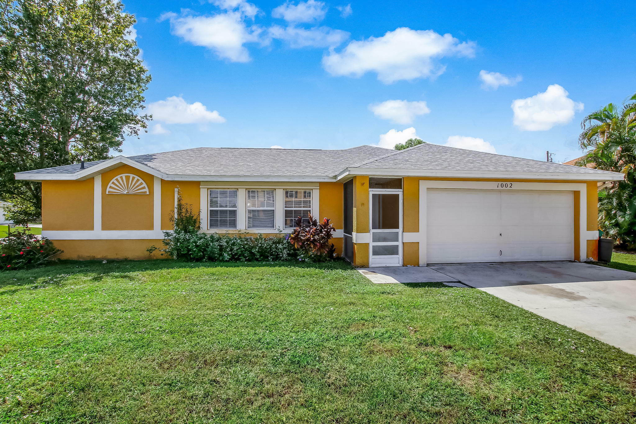 Property Photo:  1002 SW Charcoal Avenue  FL 34953 