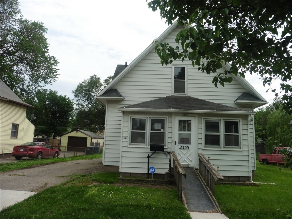 Property Photo:  2335 E Walnut Street  IA 50317 