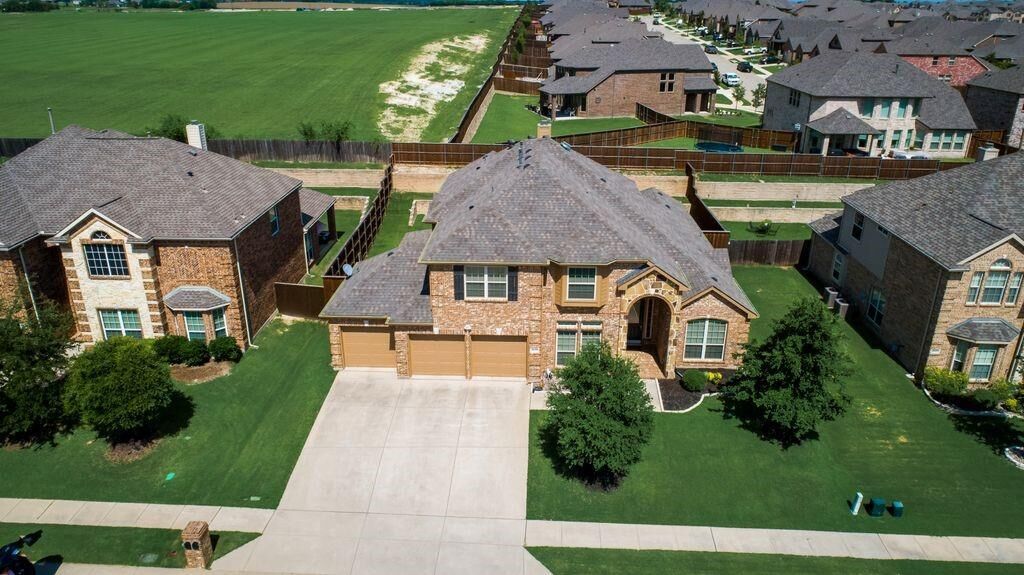 Property Photo: 2620 Old Stables Drive TX 75009