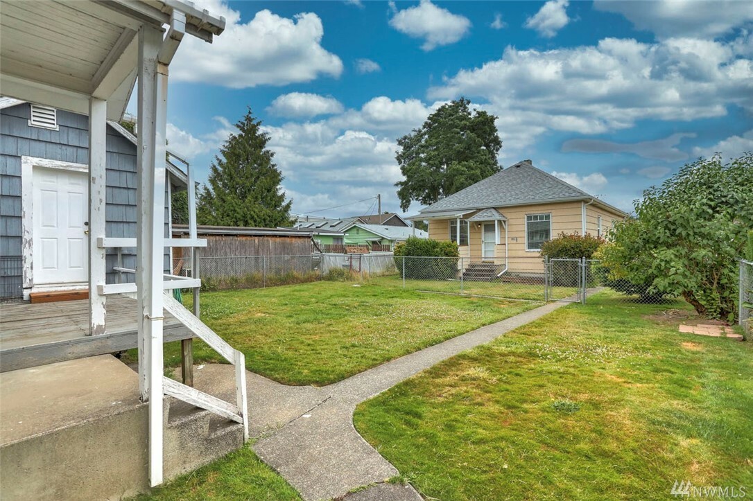 Property Photo:  320 Williams Ave N  WA 98057 