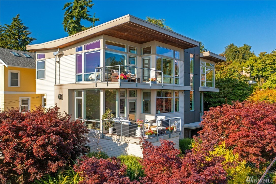 Property Photo: 2800 NE 68th St WA 98115