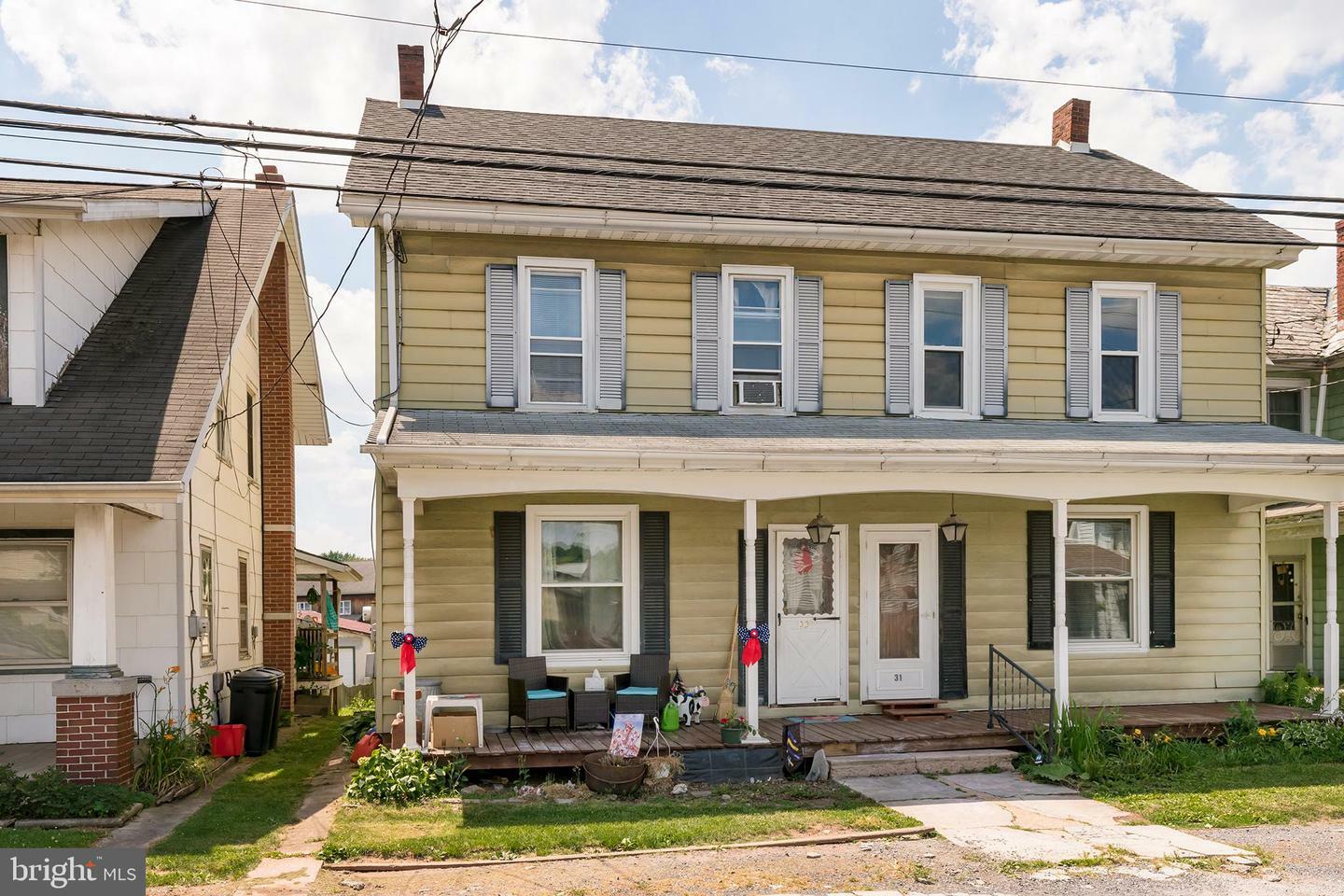 Property Photo:  33 Mechanic Street  PA 17569 