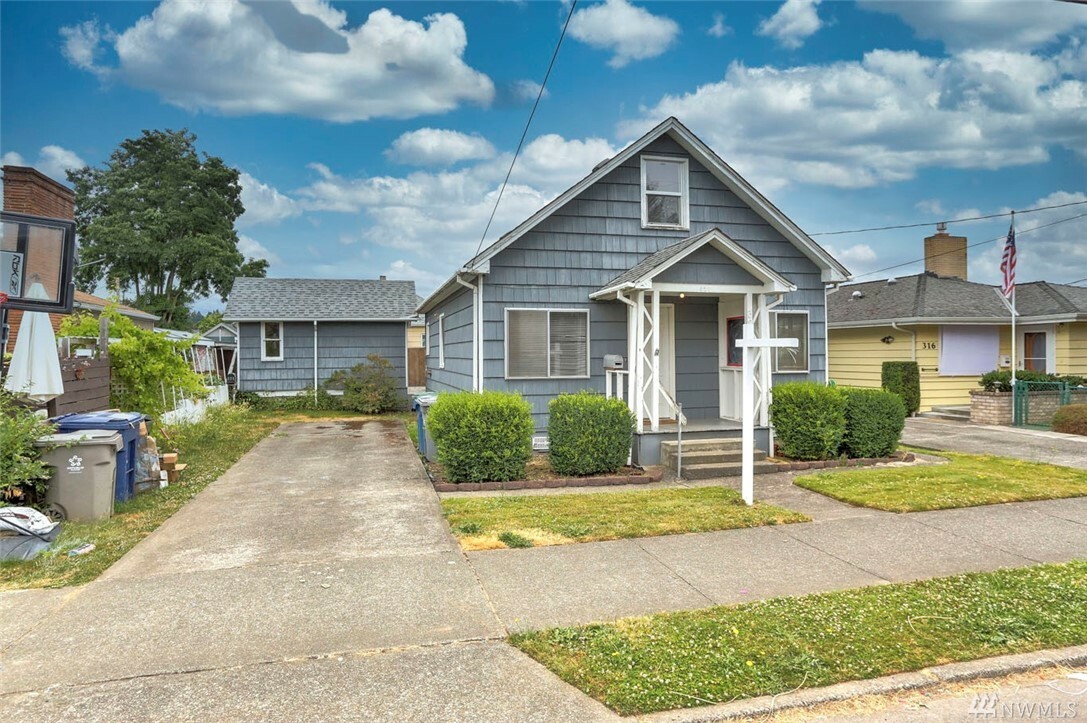 Property Photo:  320 Williams Ave N  WA 98057 