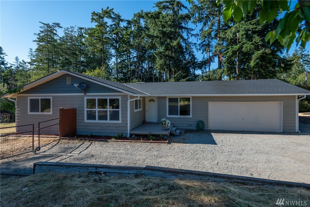 Property Photo:  1077 Custer St  WA 98277 