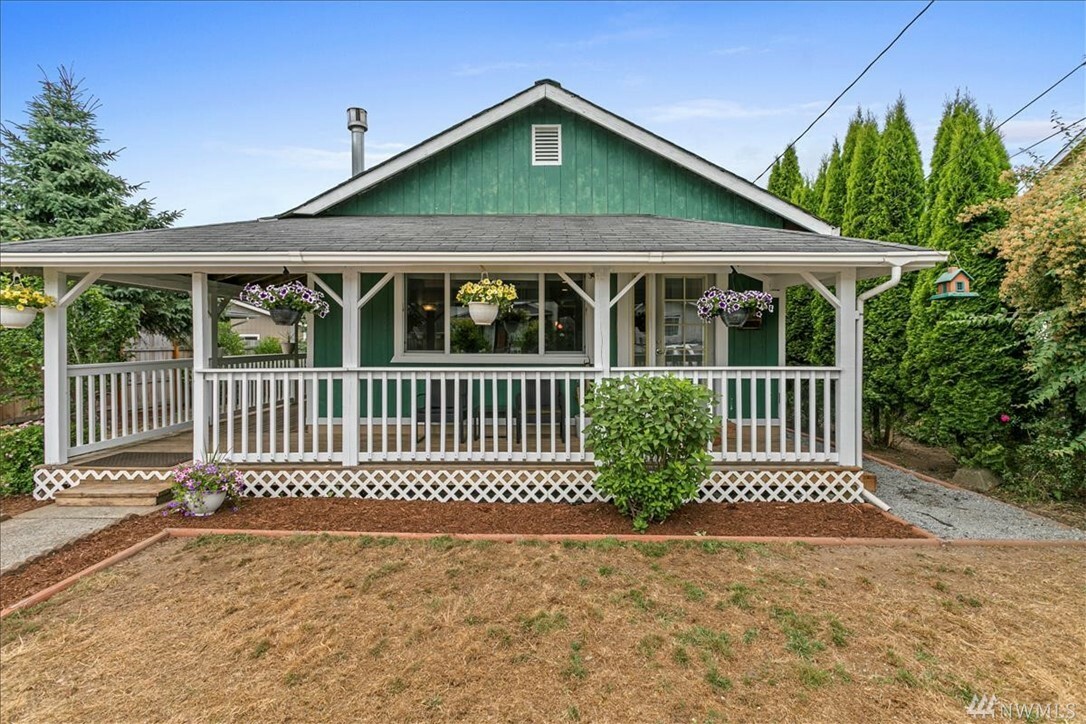 Property Photo:  206 N Kentucky Ave  WA 98252 