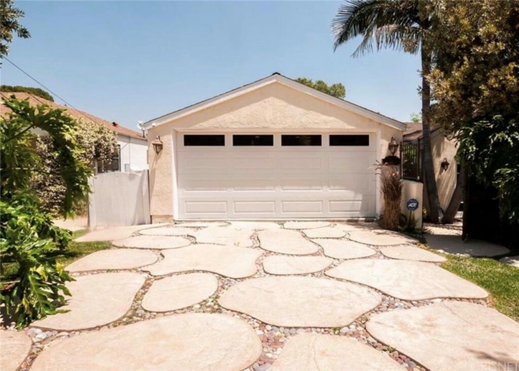 Property Photo: 14669 Valley Vista Boulevard CA 91403