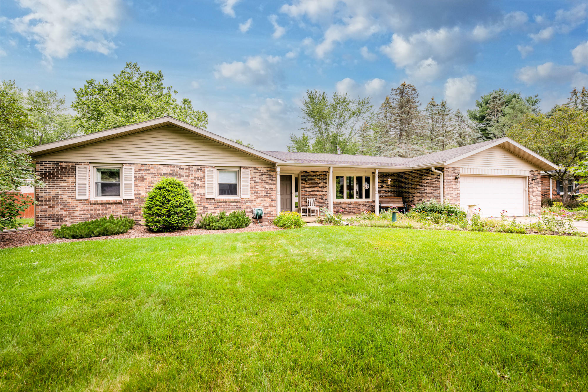 Property Photo:  1589 Oak Terrace  MI 49085 