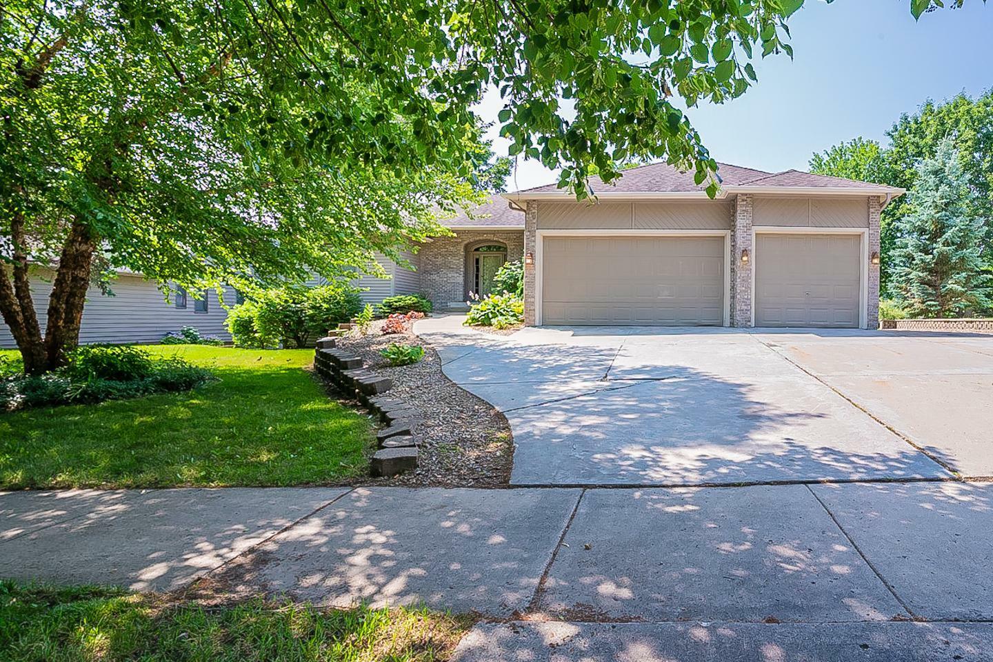 Property Photo:  812 Meadowview Drive  MN 55057 