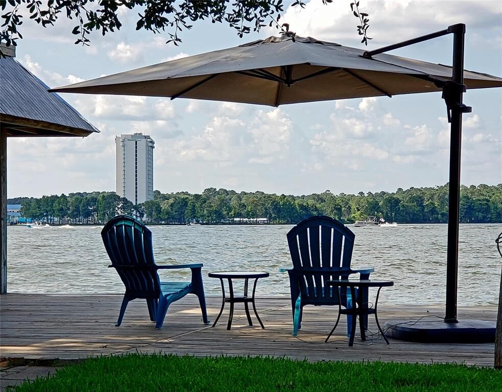 Property Photo: 923 Paradise Lane TX 77356