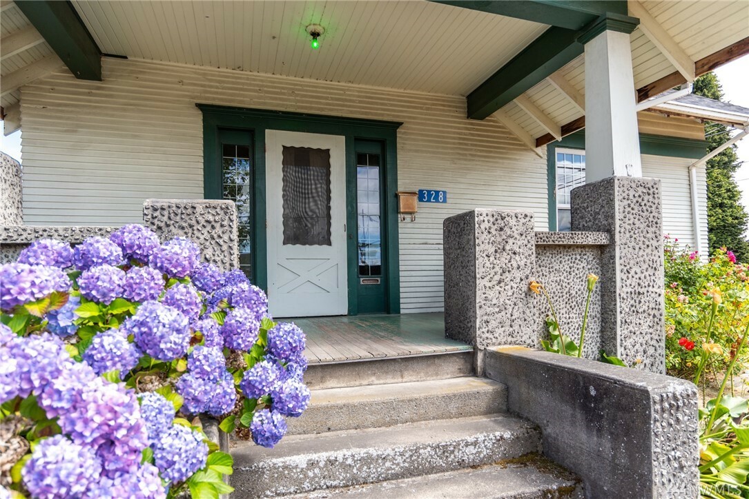 Property Photo:  328 S Anacortes Street  WA 98233 