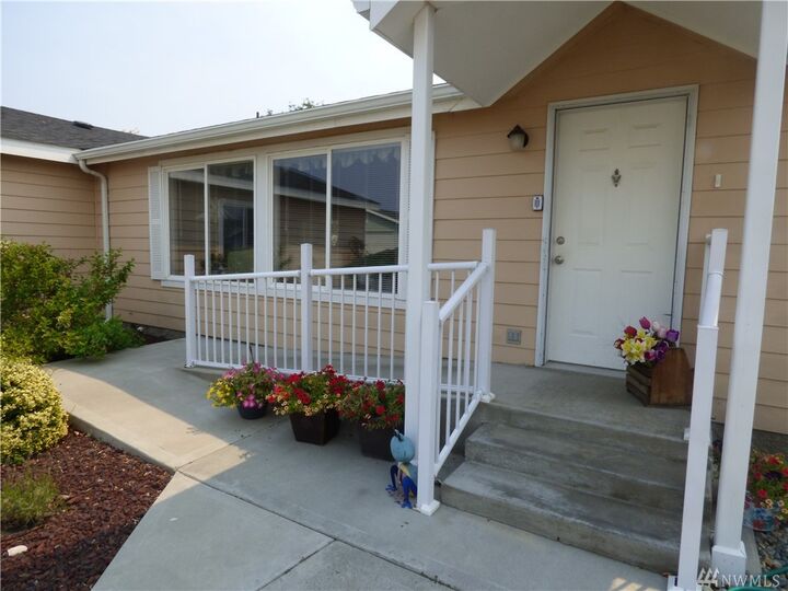 Property Photo: 3 Laguna Place W WA 98841