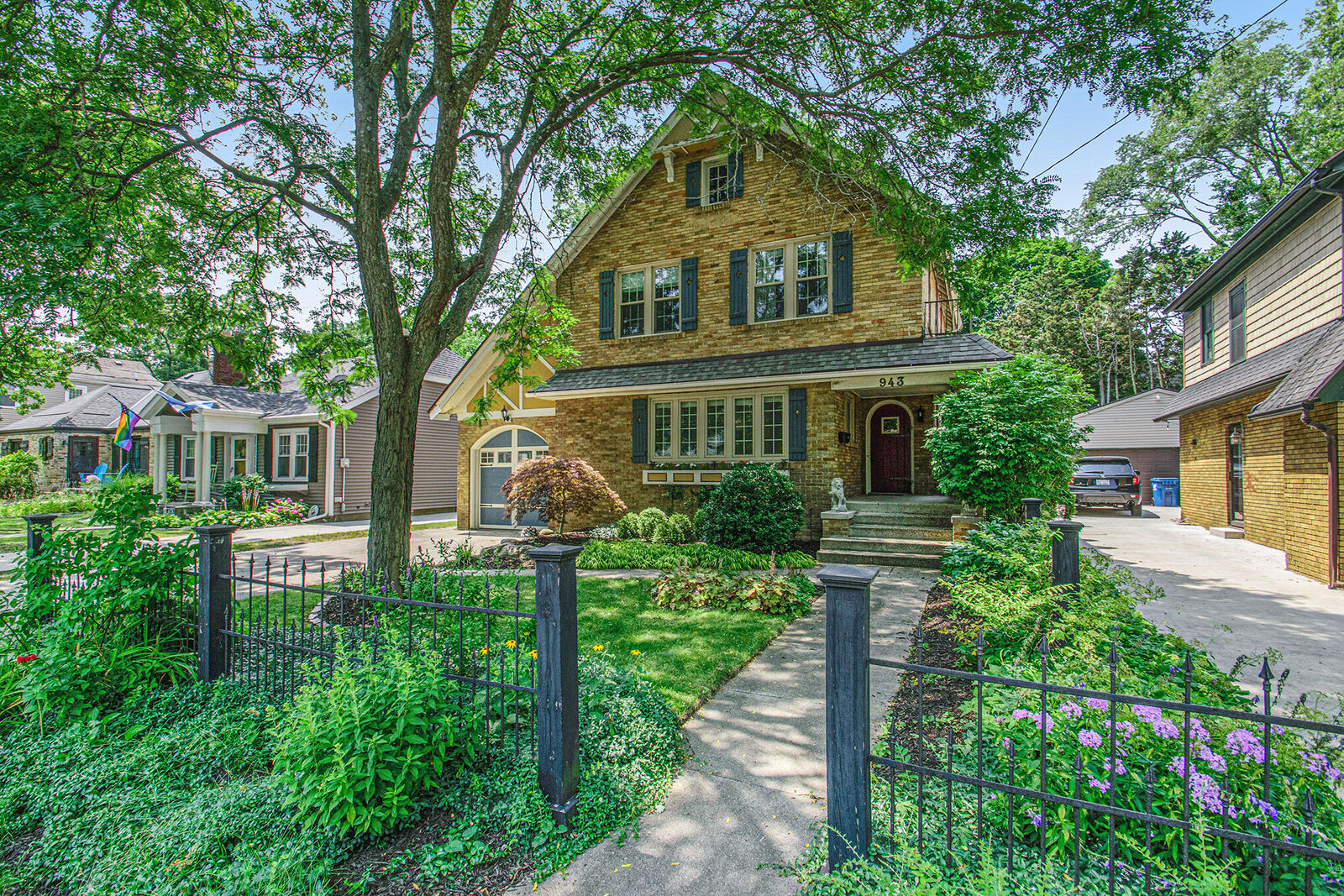 Property Photo:  943 Breton Road SE  MI 49506