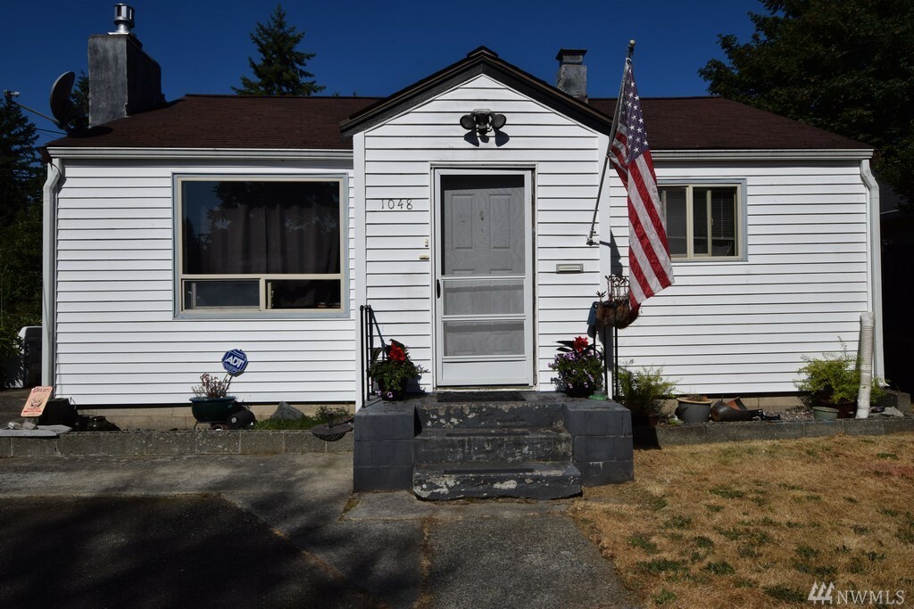 Property Photo:  1048 Tacoma Ave  WA 98366 