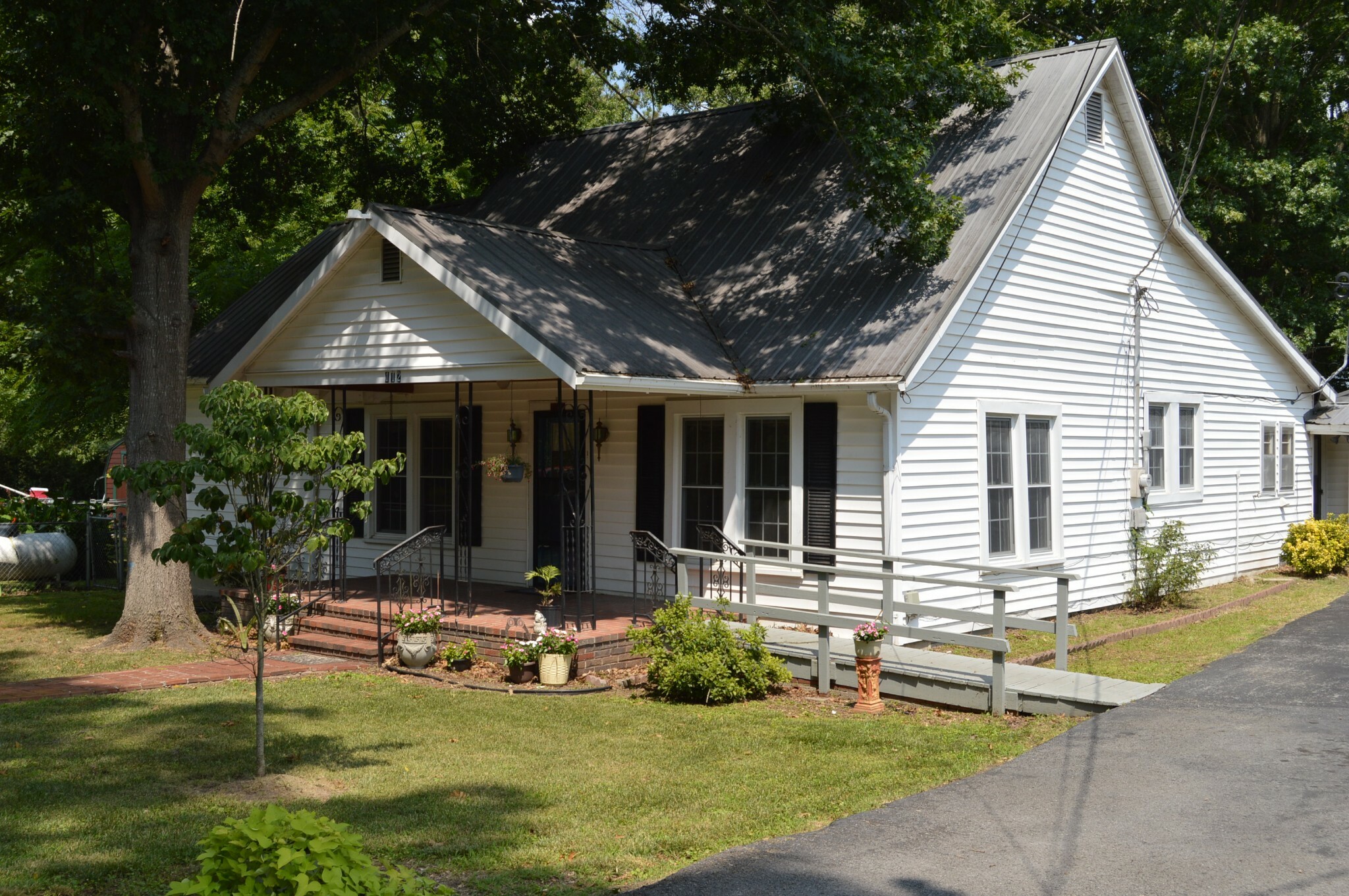 Property Photo:  112 Main St W  TN 37183 