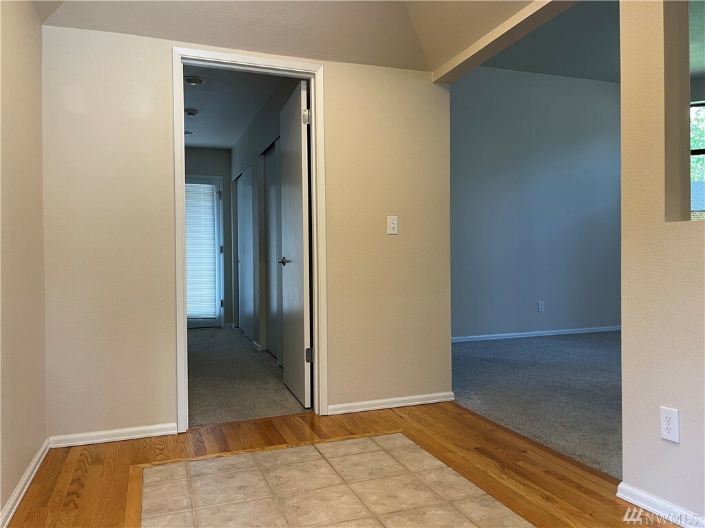 Property Photo: 9009 Avondale Rd NE B204 WA 98052