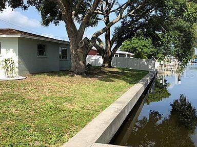 Property Photo:  10304 Sandpiper Road W  FL 34209 