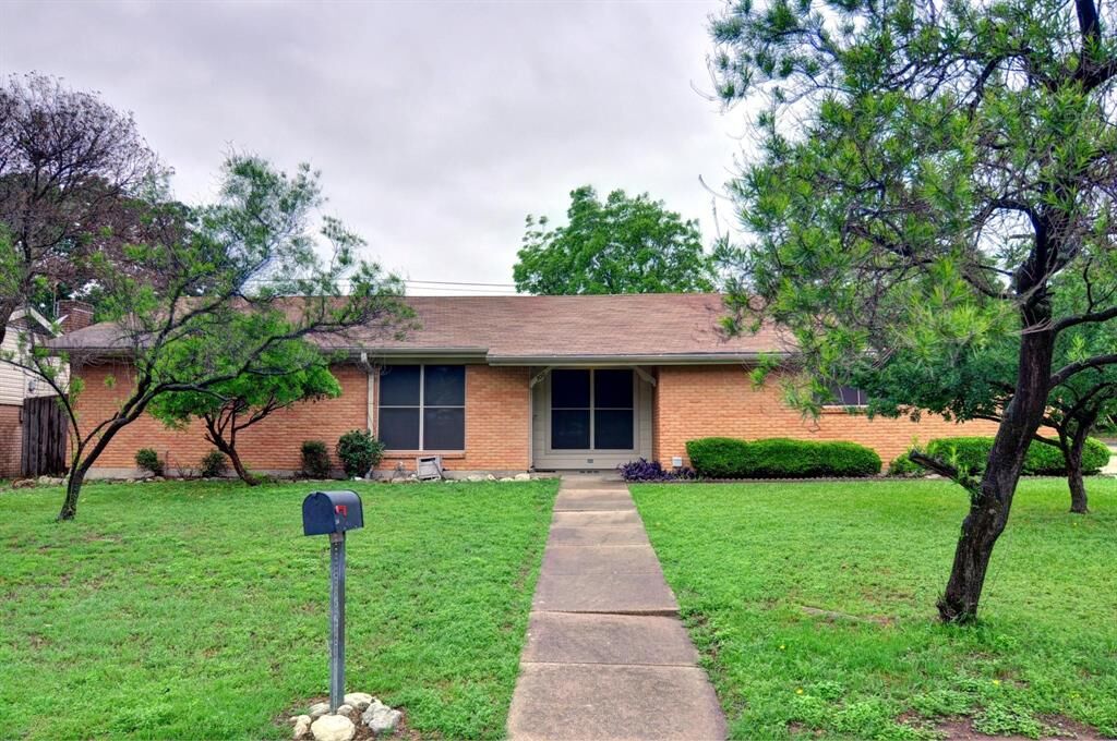 Property Photo:  300 Mildred Lane  TX 76126 