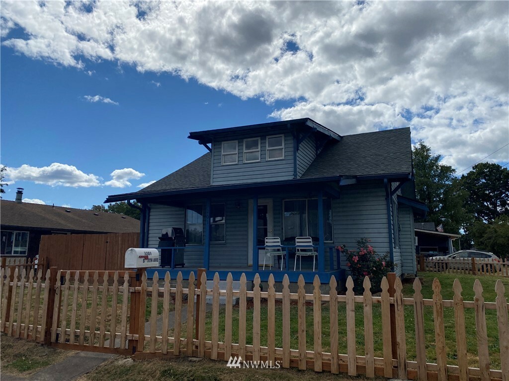 Property Photo:  1201 S 7th Avenue  WA 98626 