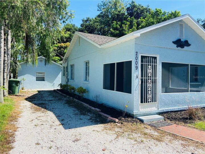 Property Photo:  2009 1st Avenue E  FL 34208 