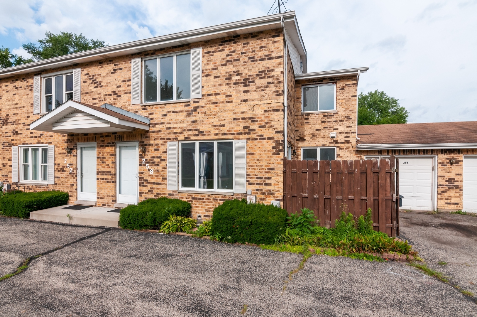 Property Photo: 258 N Paddock Circle 258 IL 60139