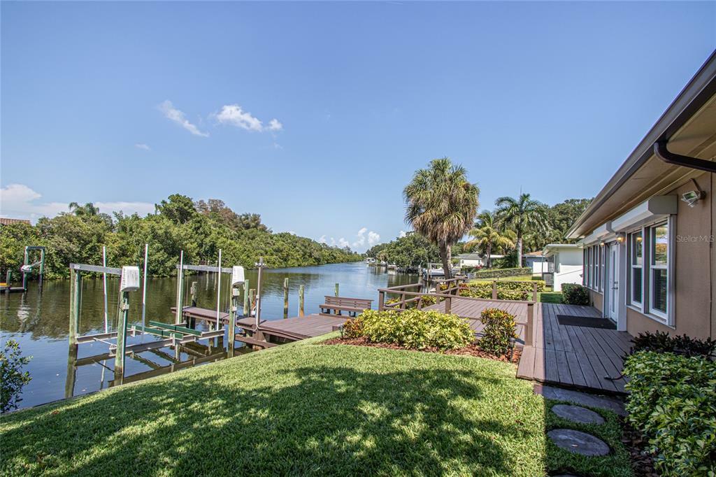 Property Photo:  927 45th Avenue NE  FL 33703 