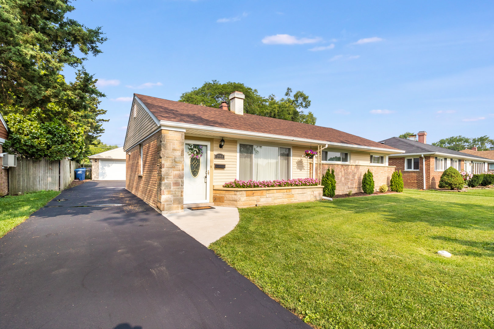 Property Photo:  1064 E Villa Drive  IL 60016 