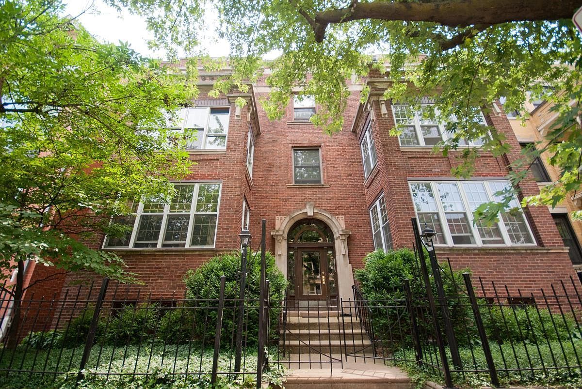 Property Photo: 901 W Gunnison Street 2E IL 60640