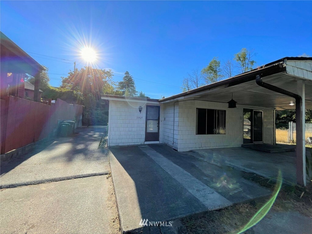 Property Photo:  11429 Roseberg Avenue S  WA 98168 