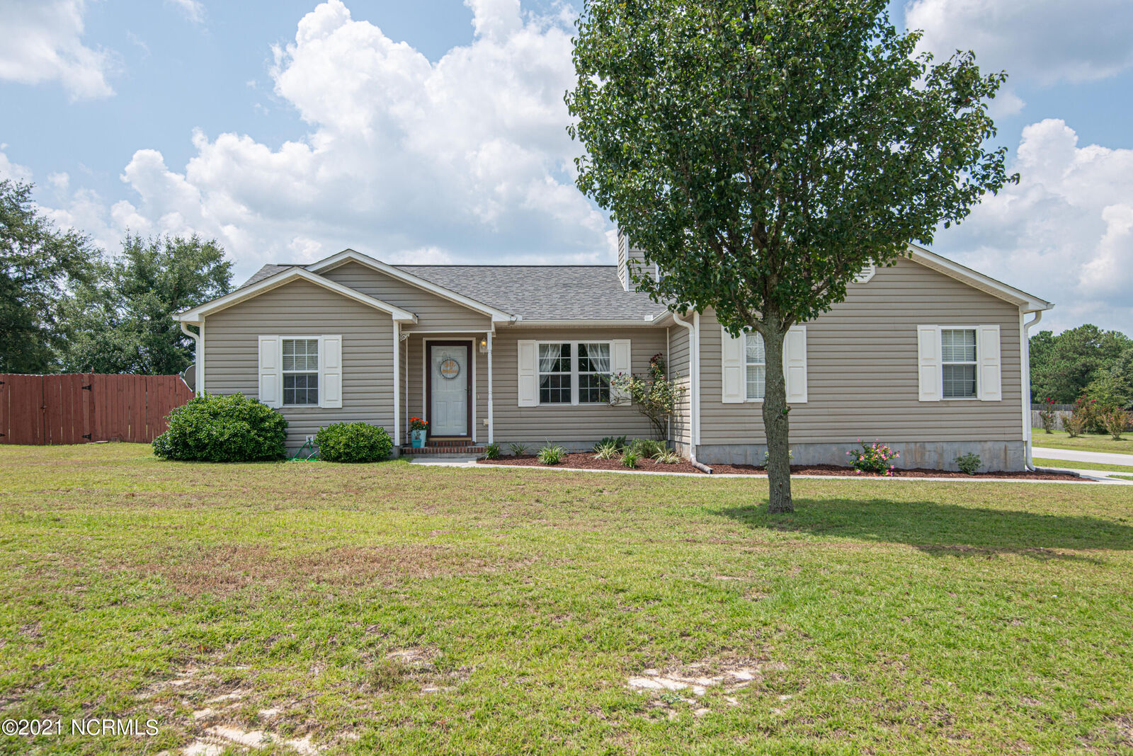 Property Photo:  301 Scranton Court  NC 28574 