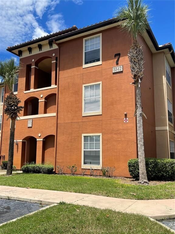 Property Photo:  5542 Metrowest Boulevard 111  FL 32811