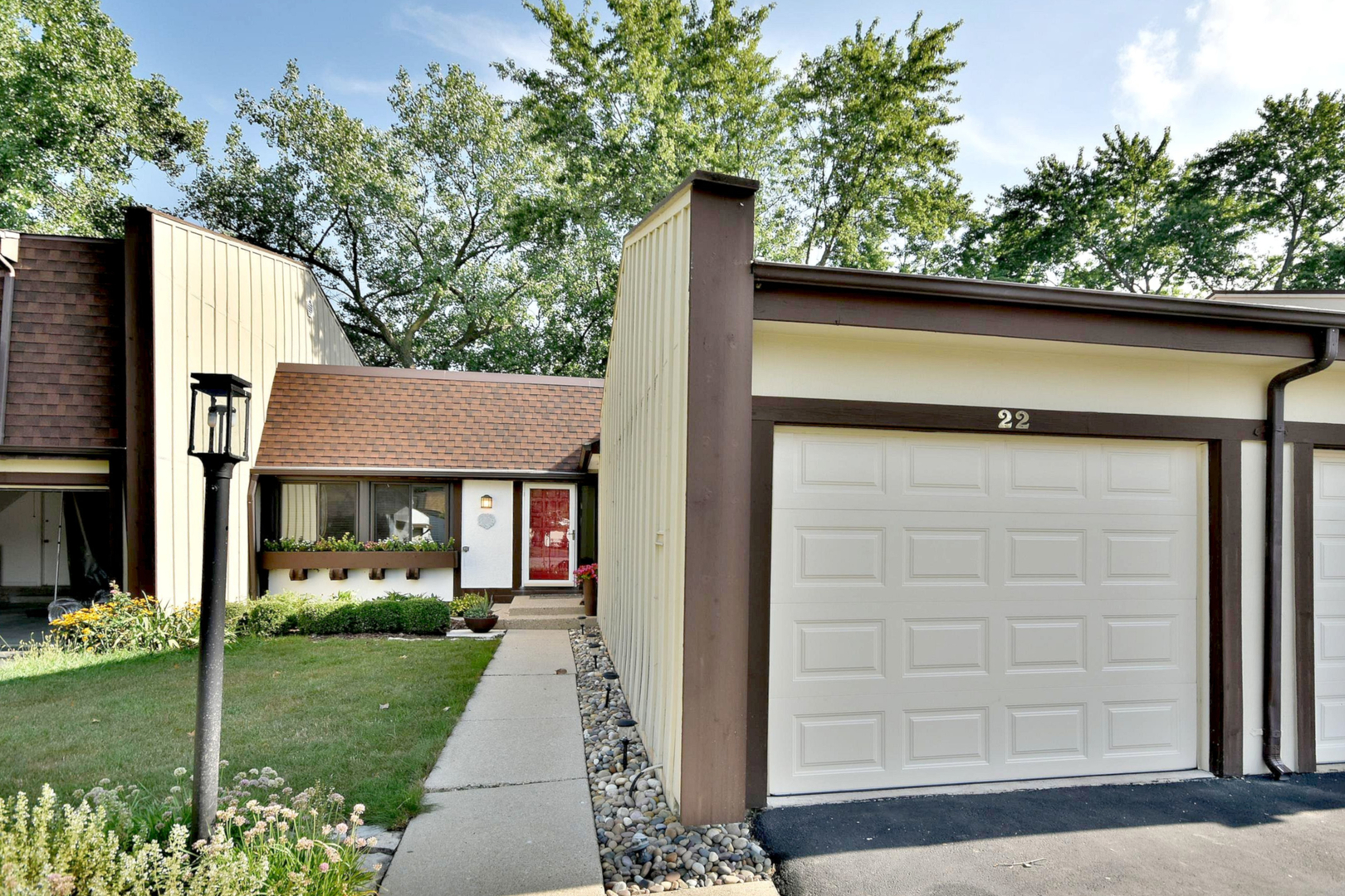 Property Photo:  22 Stonehearth Square  IL 60525 