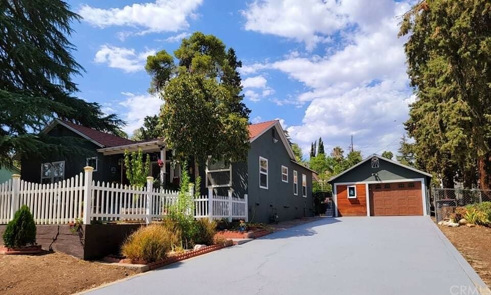 Property Photo: 137 Santa Rita Place CA 92220