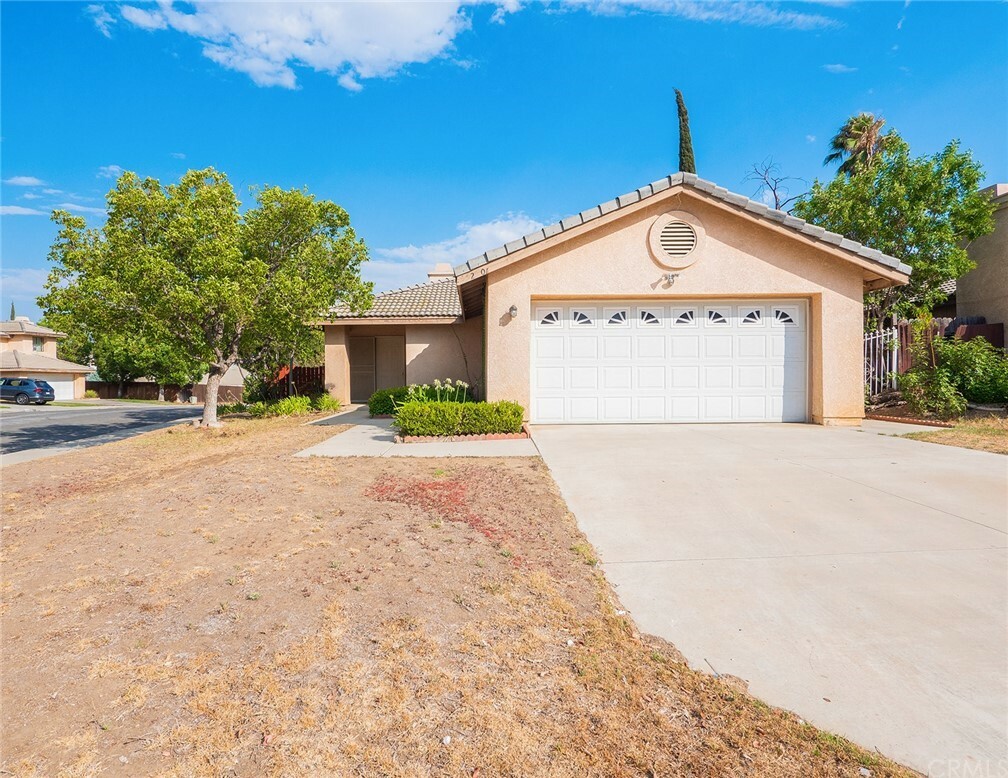 Property Photo:  22801 Country Gate Road  CA 92557 