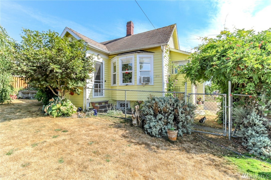 Property Photo:  1315 S 7th St  WA 98057 