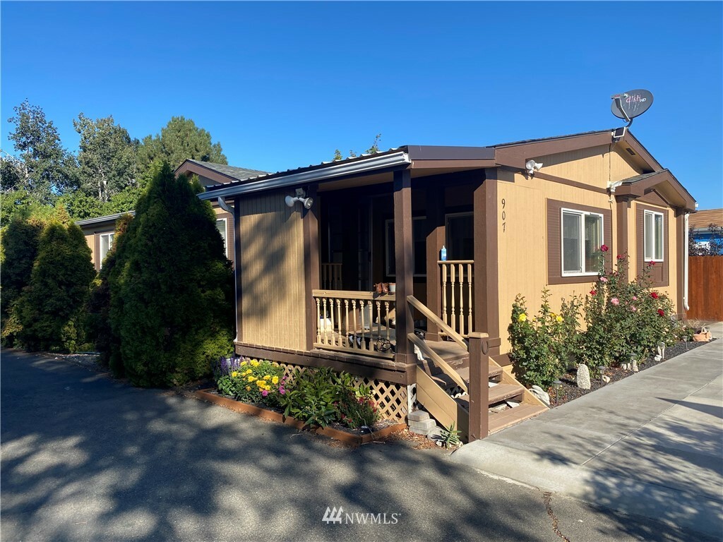 Property Photo:  907 Rainier Drive  WA 98926 