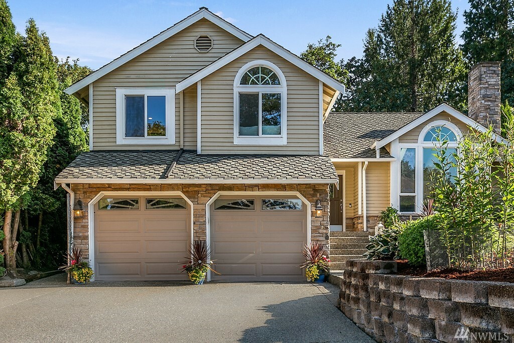 Property Photo:  2305 NW Oakcrest Dr  WA 98027 