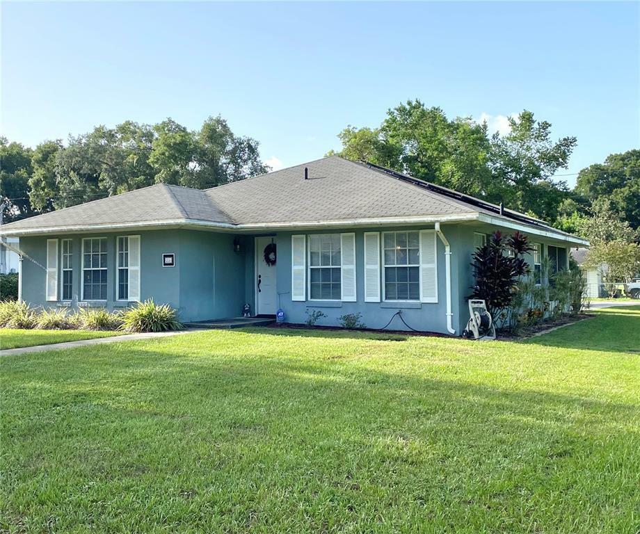 Property Photo:  208 E Cypress Street  FL 33837 