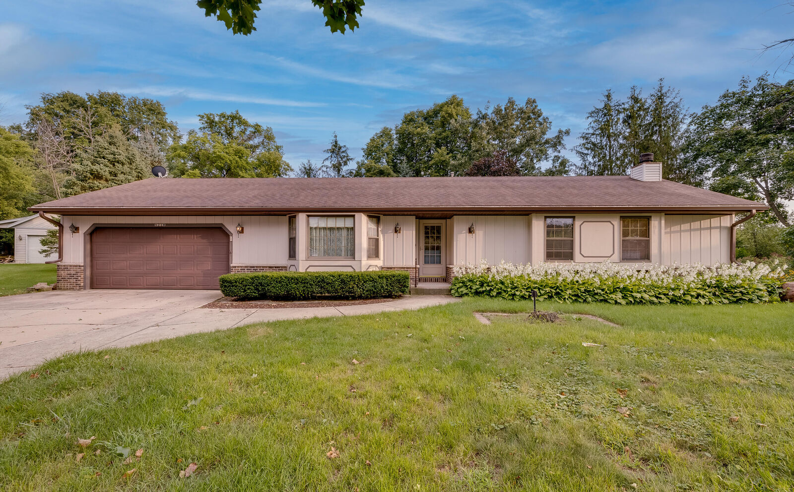Property Photo: 421 Glen View Ct WI 53086