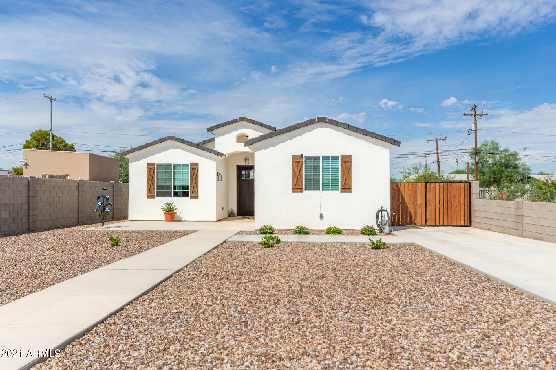 Property Photo:  828 N Main Street  AZ 85128 