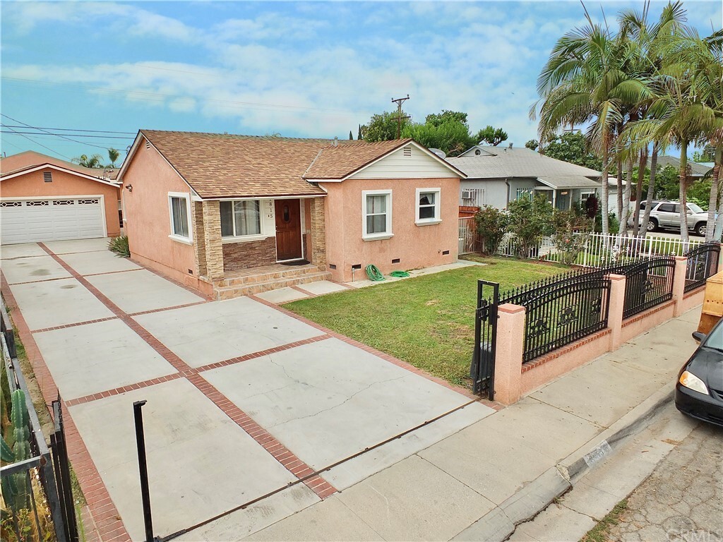 Property Photo: 1815 N Stoneacre Avenue CA 90221