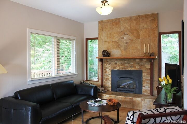 Property Photo:  806 W Argand St  WA 98119 