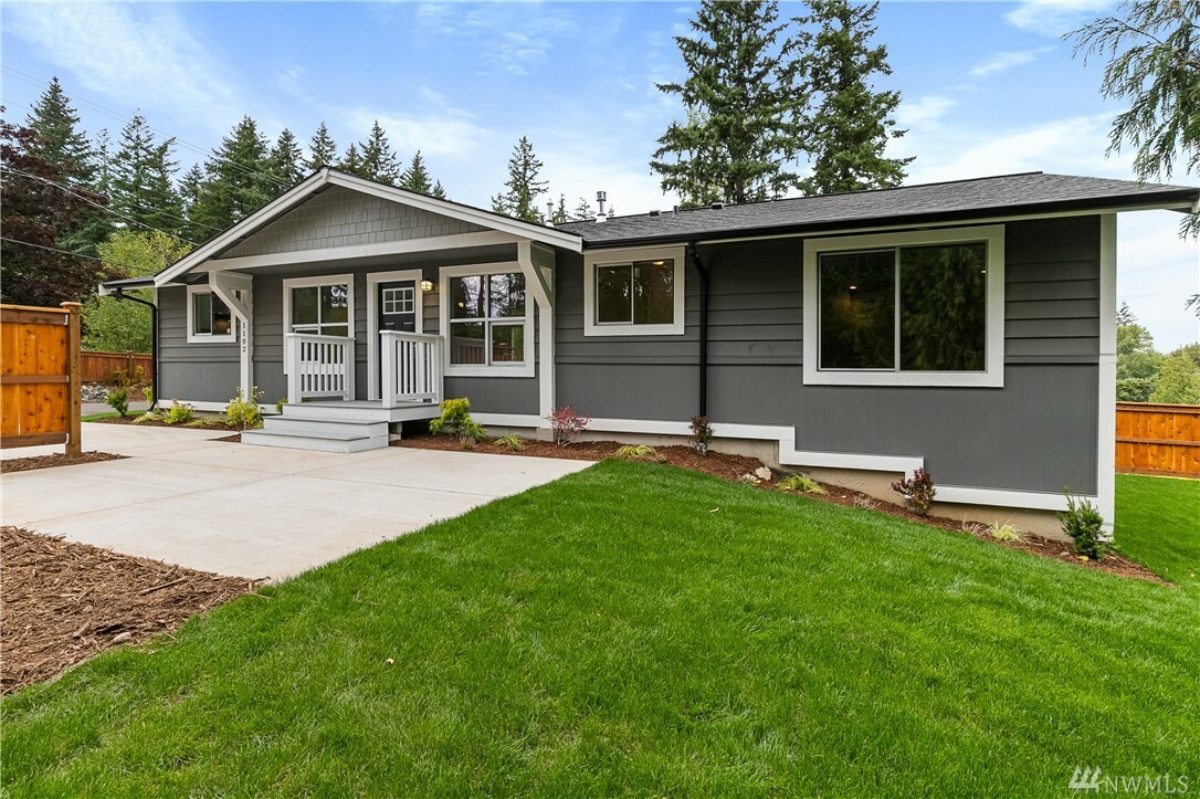 Property Photo:  1102 Yew St  WA 98229 