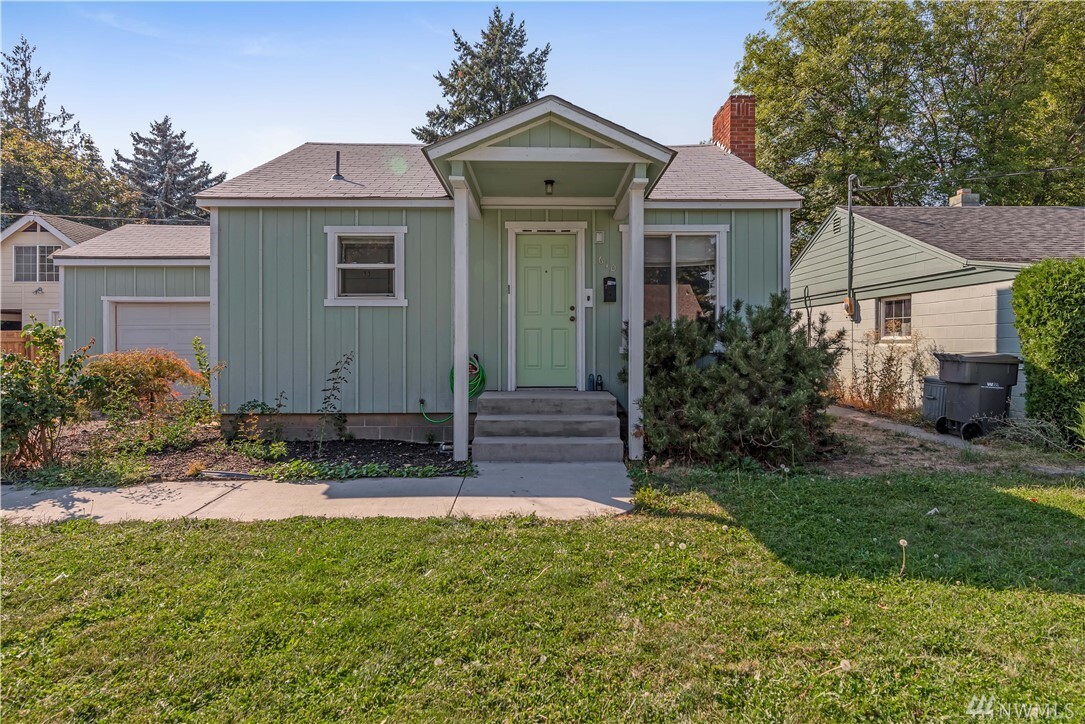 Property Photo:  610 Pearl St  WA 98801 