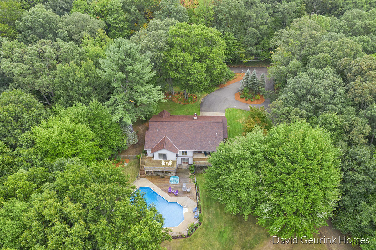 Property Photo: 12243 Oakridge Court MI 49417