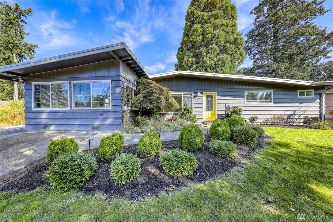 Property Photo:  704 Dolan St  WA 98310 