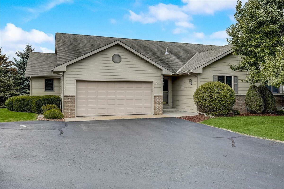 Property Photo: 1421 Carriage Dr WI 53095