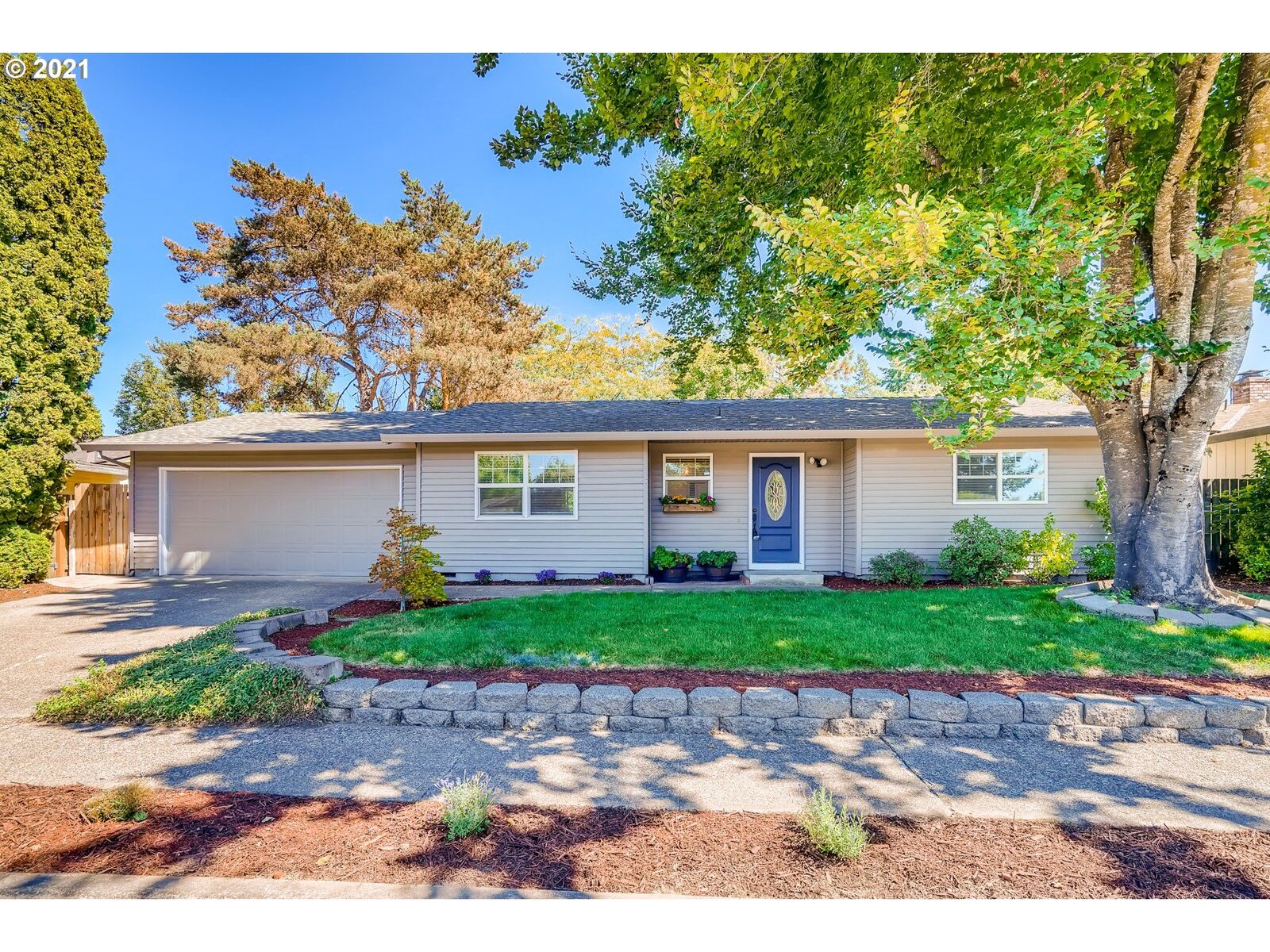 Property Photo: 3805 E Madrona Dr OR 97132