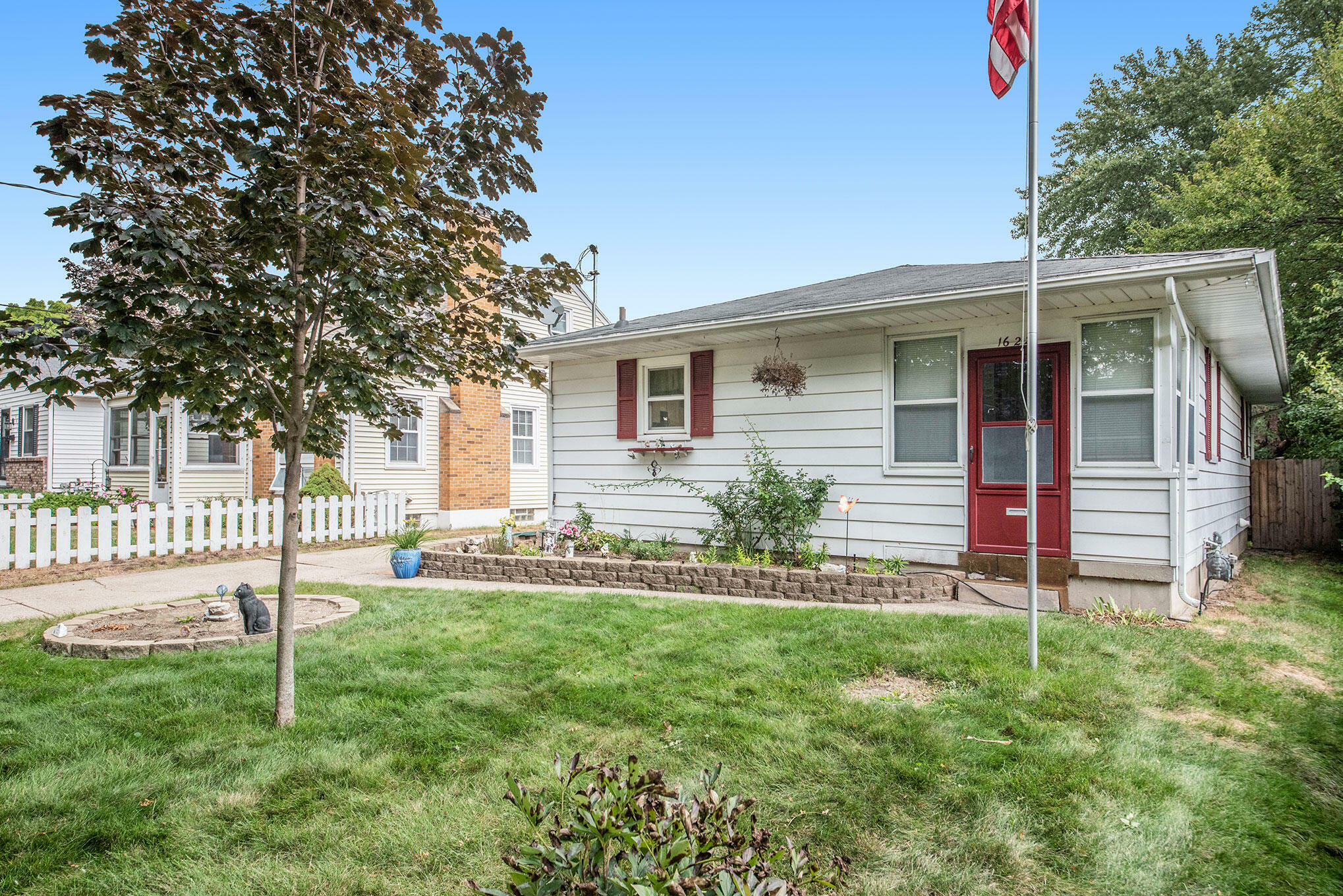 Property Photo:  1622 Tamarack Avenue NW  MI 49504 