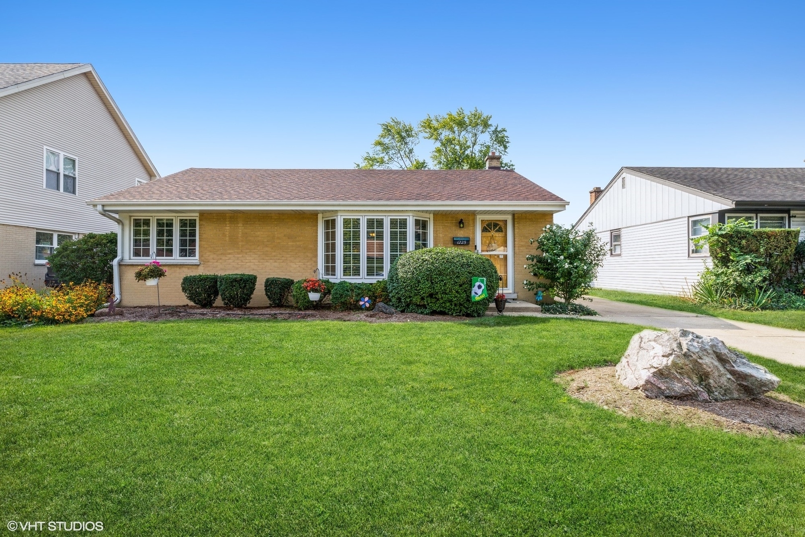 Property Photo:  1225 Wayne Drive  IL 60018 