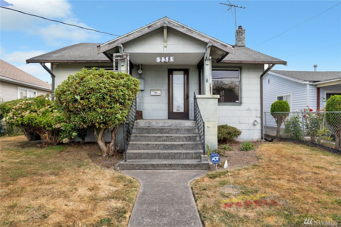 Property Photo:  238 Meadow Ave N  WA 98057 